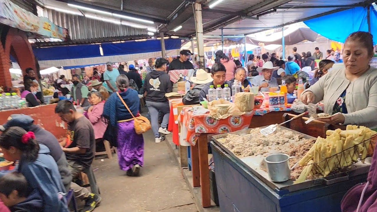Plaza llena en Santiago Juxtlahuaca Oaxaca en visperas del dia de Muertos