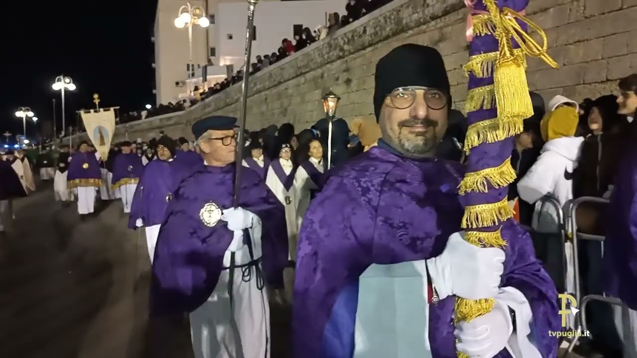 Assaggio di Natale a Monopoli con l'arrivo della Madonna della Madia, nel porto, all'alba