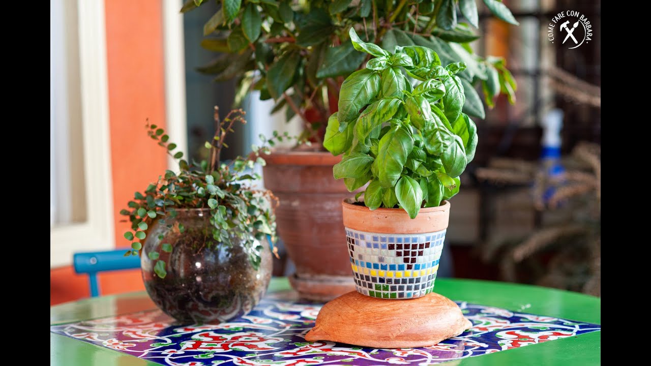 Mosaico multicolor per un vaso di terracotta
