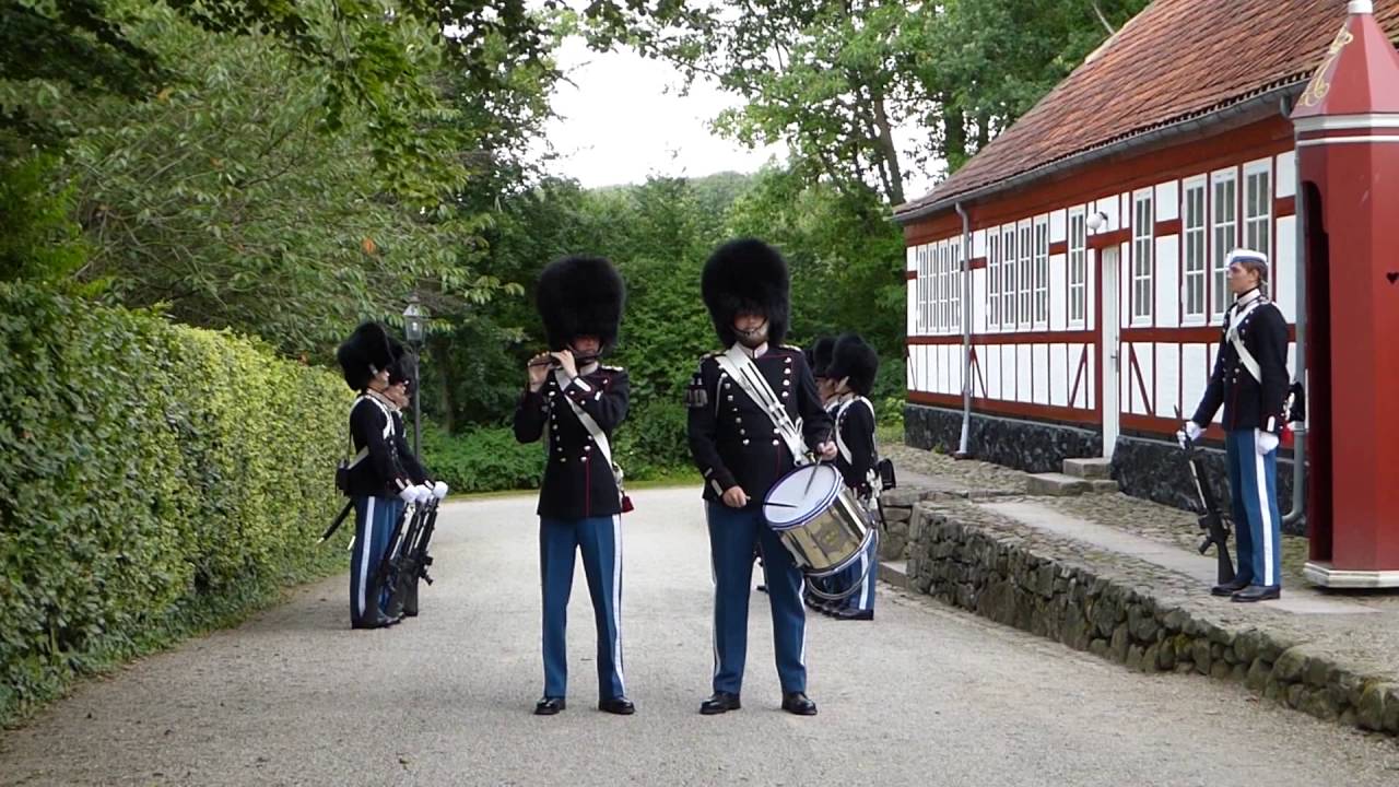 Vagtskifte ved Gråsten slot - Changing of the Guard at Grasten Palace