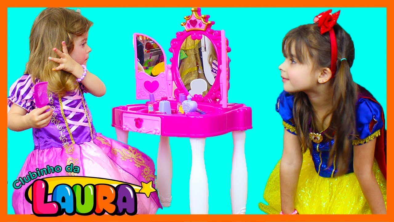 LAURINHA BRINCANDO NA PENTEADEIRA DAS PRINCESAS - Jéssica Godar e Laurinha e Helena