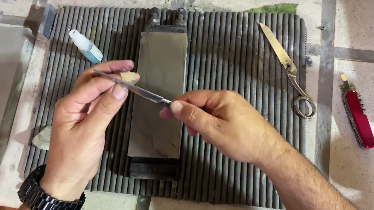 Como afilar unas tijeras ✂️ sin complicarse mucho👌👍#afilado #viralvideo #herramientas #sharpening 