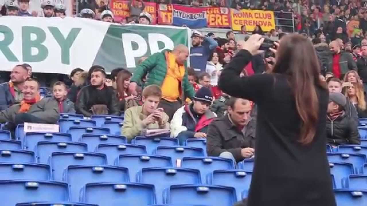 Roma Lazio dell'11 Gennaio 2015! Guardate cosa &egrave; successo in tribuna! Che bella malattia il calcio!
