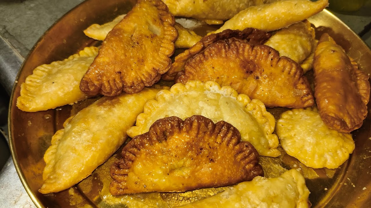 होली स्पेशल खस्ता मावा गुजिया। घर पर आसान तरीके से बनाएं 🥳💯🔥। Holi special gujiya recipe 🤤