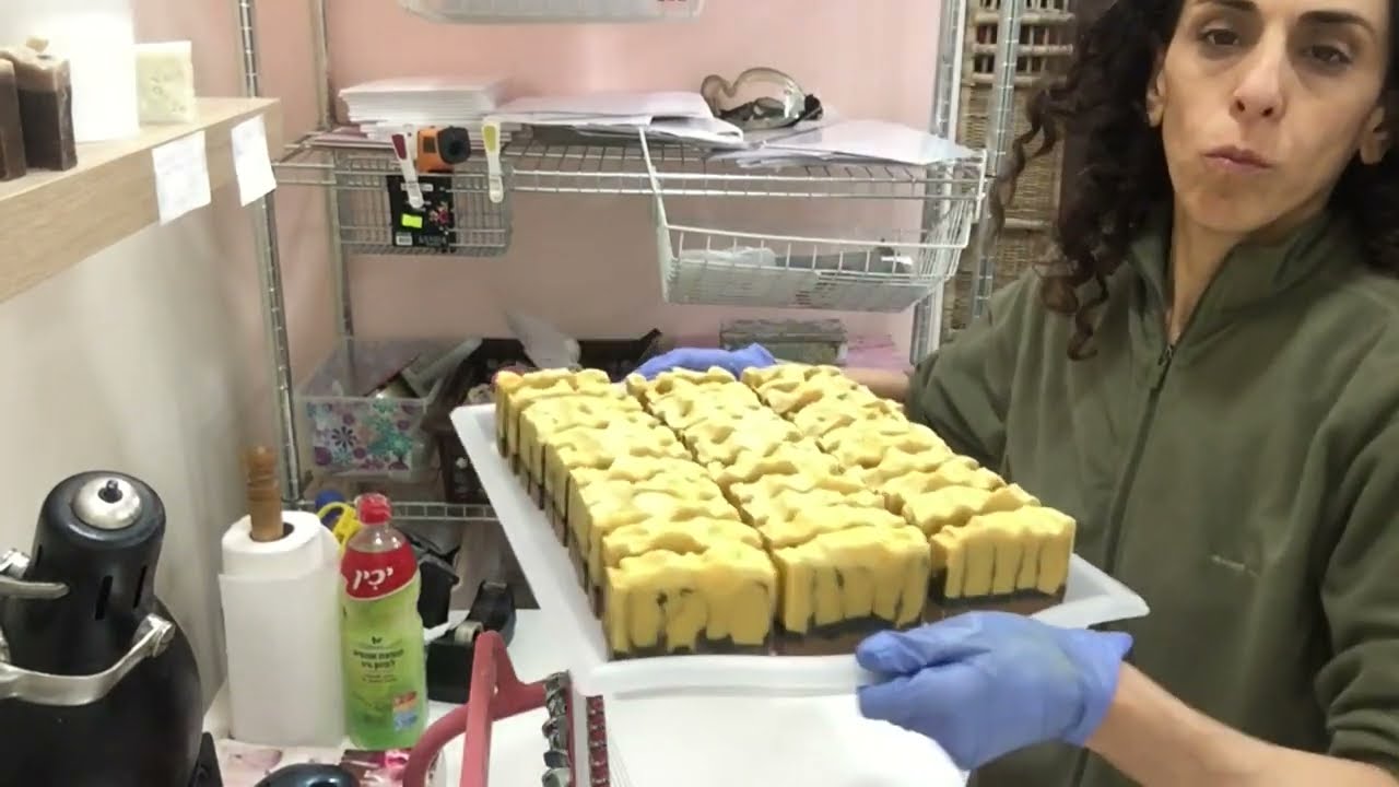 חיתוך סבוני למונגראס Cutting Lemongrass Soaps