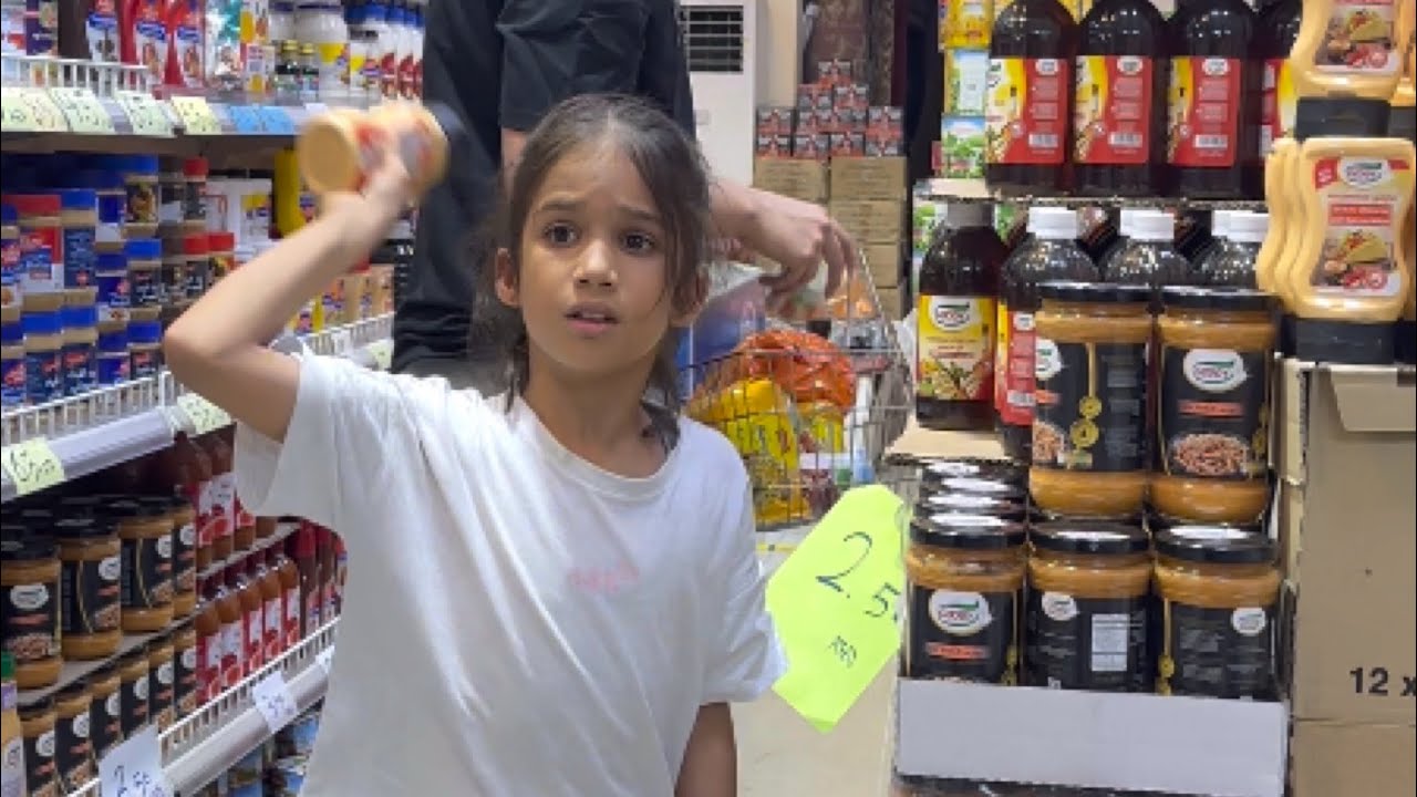 طفله رمت على الشاب في السوبر ماركت الصخر وهيه تطلب المساعده ؟؟