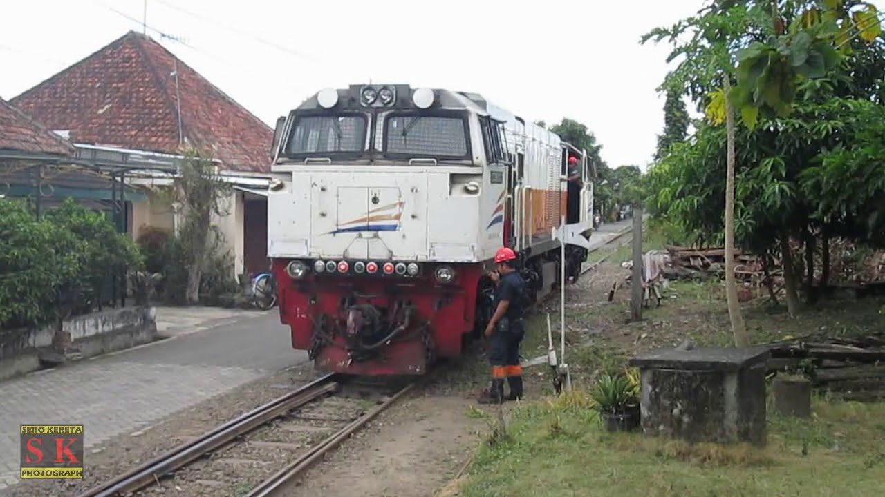 Proses Langsir lokomotif cc 206 32 menuju jalur tes run Balai Yasa Yogyakarta