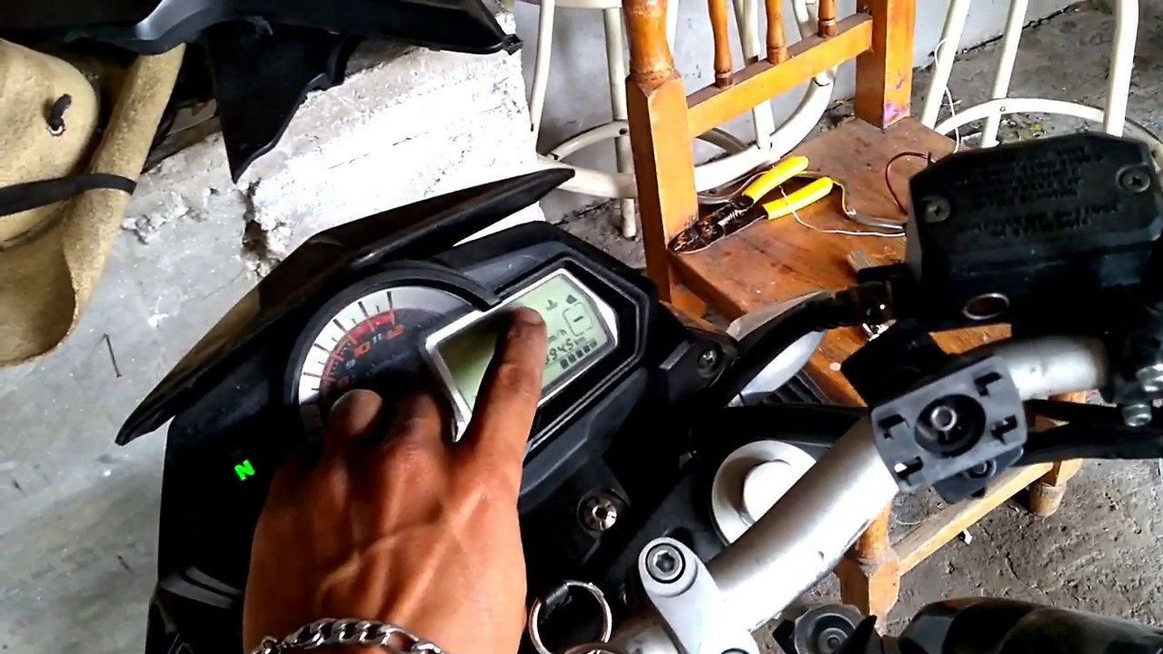 Benelli tnt 25, bulbo de temperatura (Solución). Se calienta la moto y parpadea el tablero.