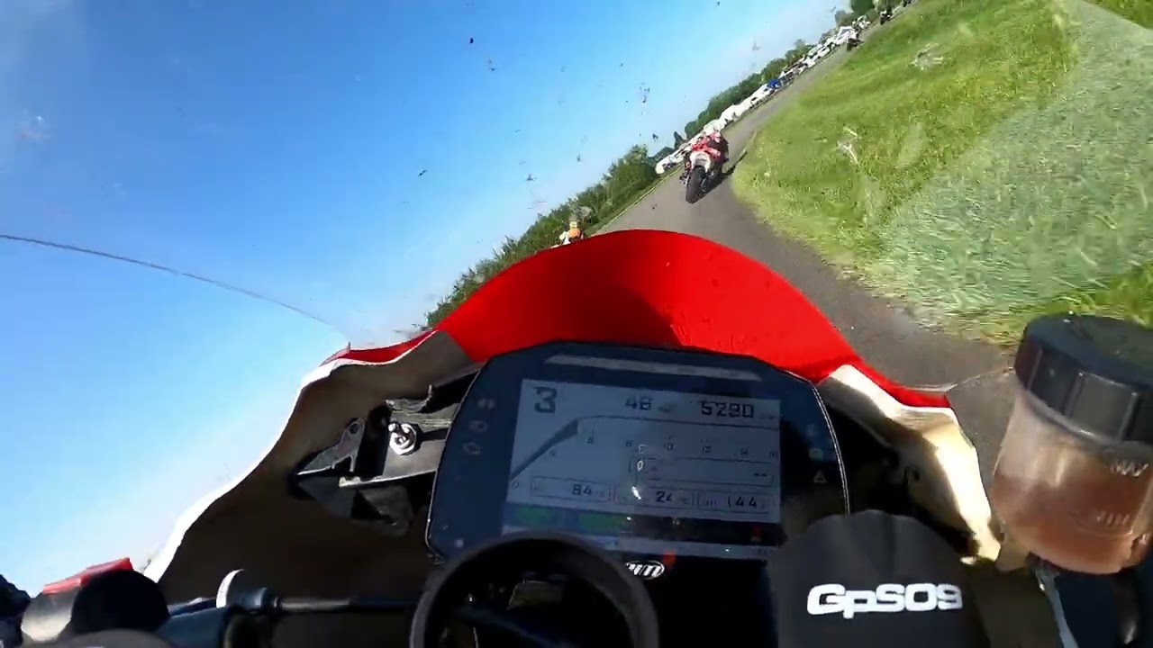Aintree MCRC Superbike 401cc to 1300cc race 23 05 2023 kawasaki zx10r