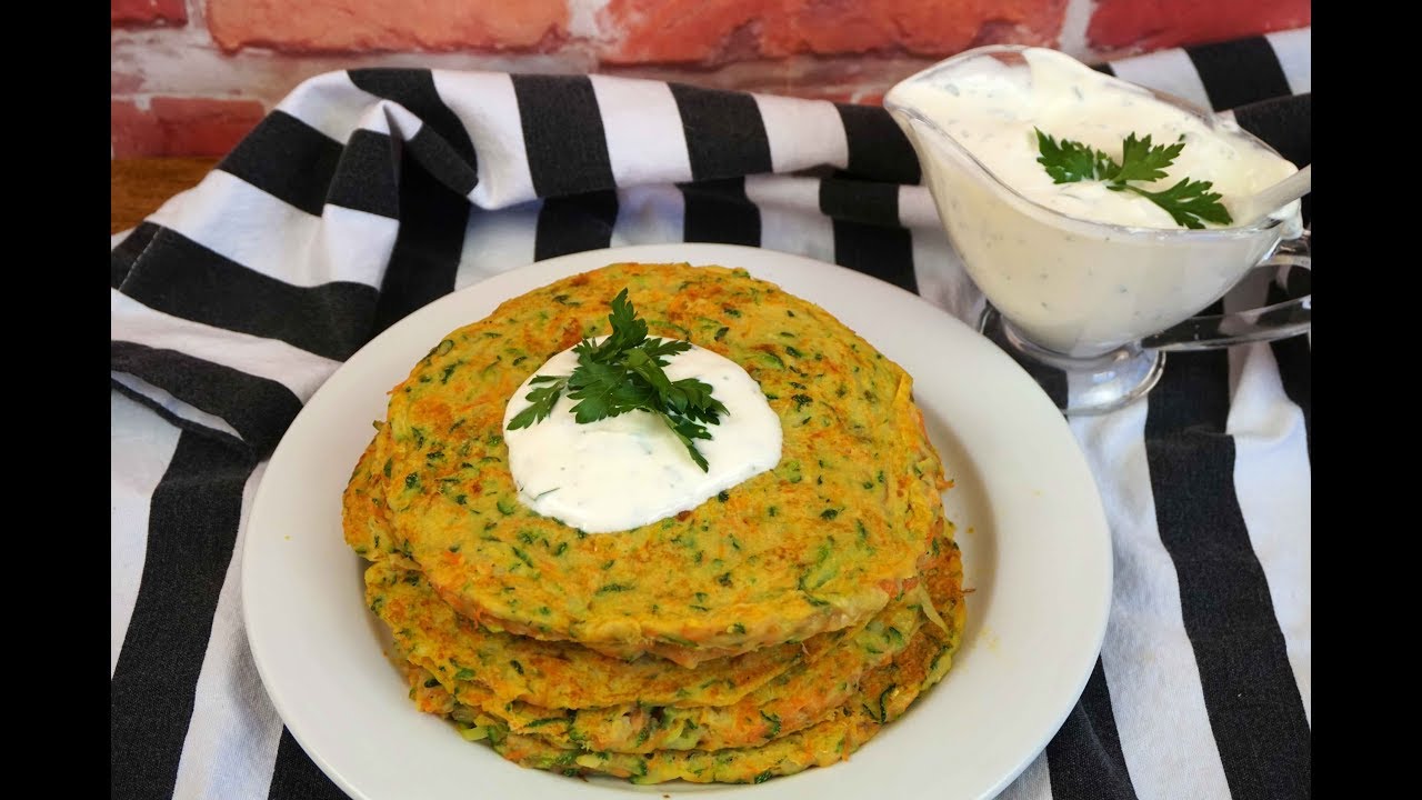 Tortitas de calabacín y zanahoria con salsa de yogur ¡receta muy fácil y saludable!