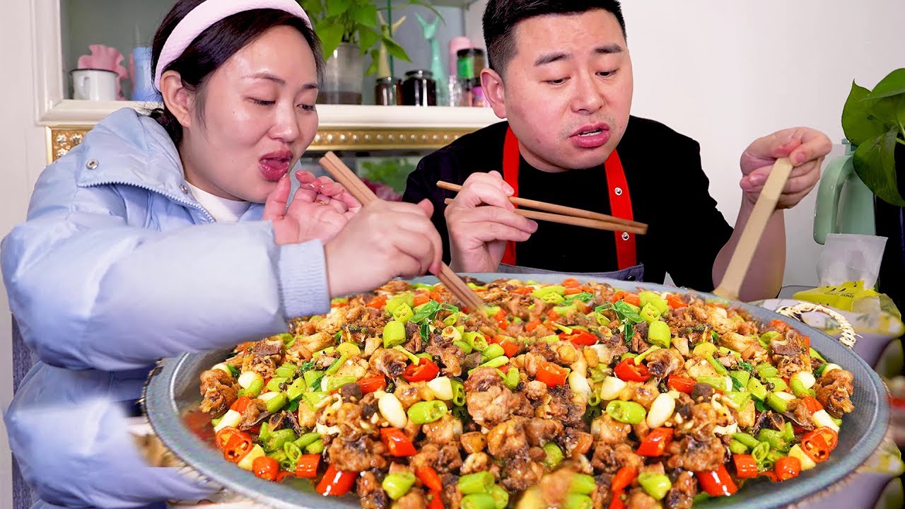 【超小厨】2斤公鸡+3斤辣椒！自制土豆烧鸡又香又辣，35万开面馆媳妇和大姐直接惊了！