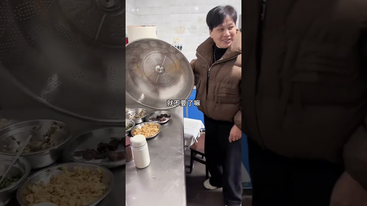 这么多年，妈妈任劳任怨帮我照顾孩子打理家务，本想着找个人阿姨帮她分担一下，但妈妈几十年的生活习惯一下子有点改不过来，有时一点小家务还是会自己做，这段我在外地出差，文文又被招容接走了，妈妈就更空了，刚