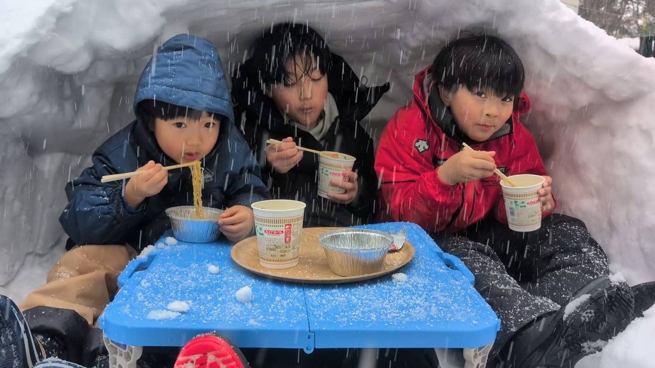 手作りかまくら完成！中でお昼ごはんカップラーメンとアイスを食べる三兄弟　#2268