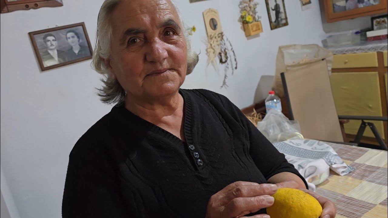 Την πιάσαμε να ετοιμάζει γλυκό του κουταλιού λεμόνι!! Επίσκεψη στο σπίτι της Καλεντάκη.