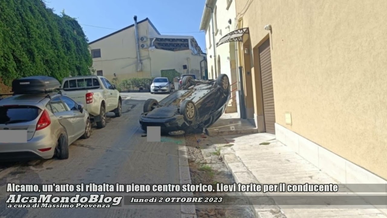 Alcamo, un'auto si ribalta in pieno centro storico. Lievi ferite per il conducente