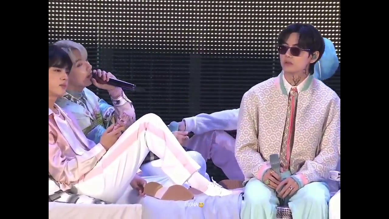Jk thinks he's subtle. look at him doing his favorite V pose while singing & glancing to his tae🥺💚💜