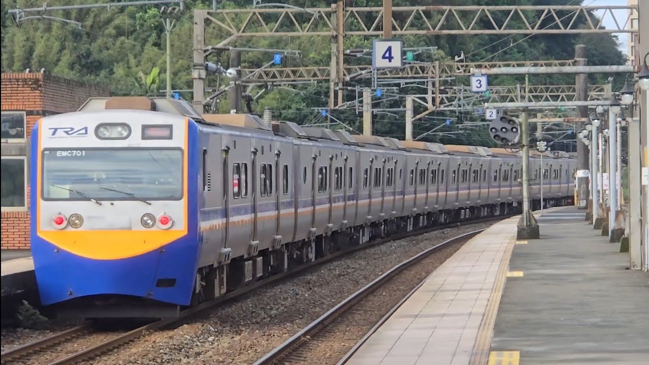 4113次蘇澳發車開往樹林的EMU700型八輛二編組EMU701車王+EMU702編組阿福號區間車，和4148次中壢發車經由宜蘭線開往蘇澳EMU700型八輛二編組EMU709+EMU710阿福號區間車