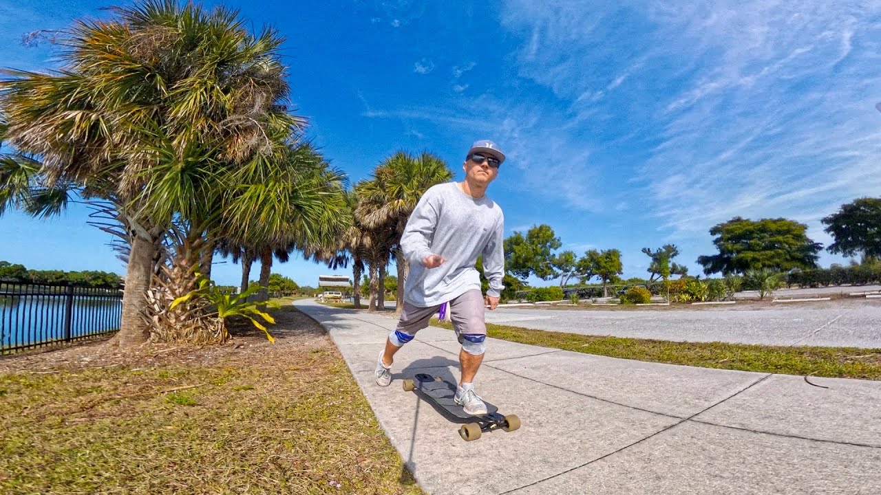 Relaxing longboard skate run through stunning path / Longboarding Maxine Barritt Park Venice Florida