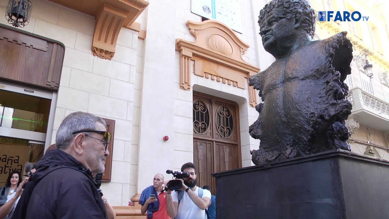 Fernando Arrabal recibe emocionado el homenaje en el teatro de Melilla