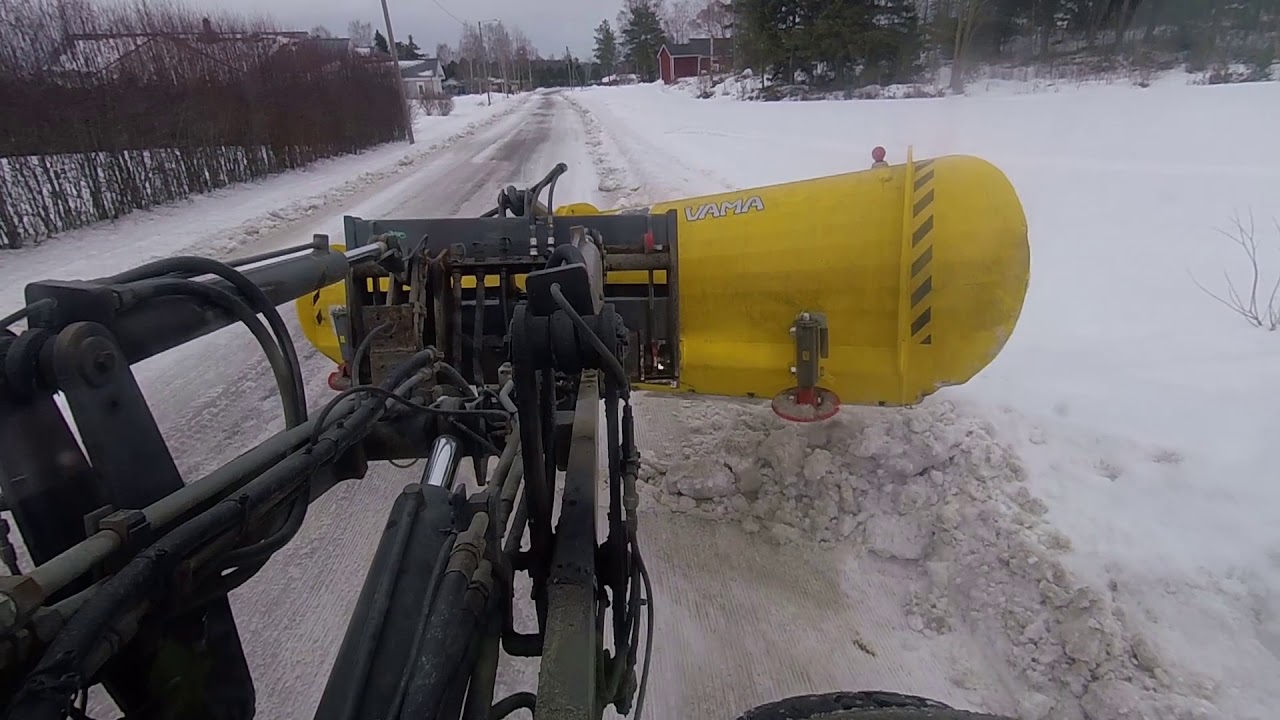 Wheel loader removing wet snow & roughening ice!!! Sohjon aurausta & Polanteen karhennusta