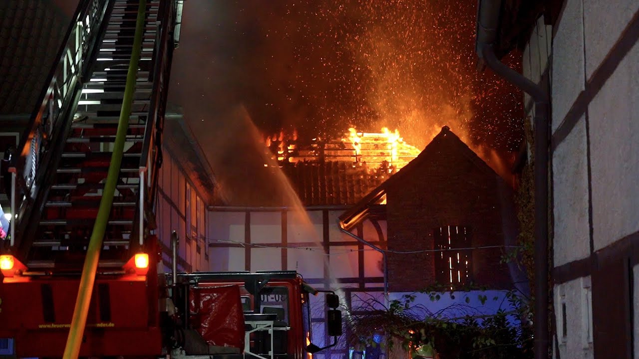 Großbrand in der Altstadt von Bad Münder - 100 Feuerwehrleute retten die umliegenden Gebäude