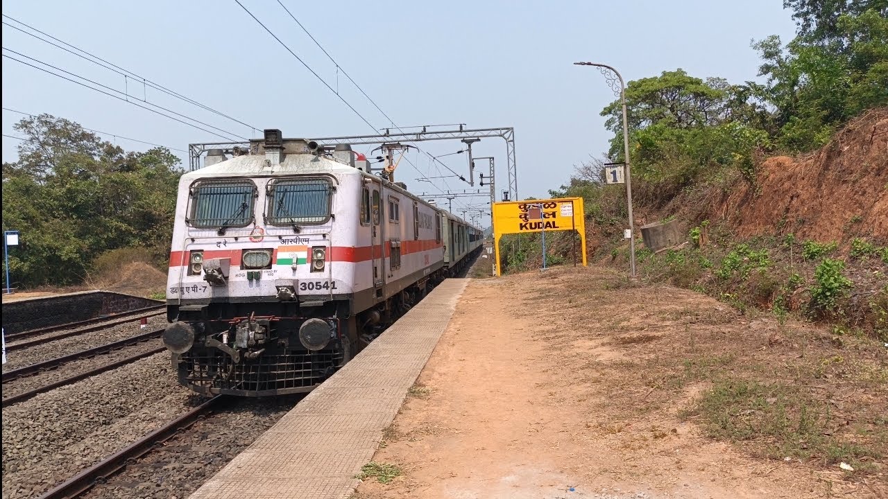 12051 Janshatabdi Express🔥 Entering Kudal Railway Station. With clear announcement 🔊 