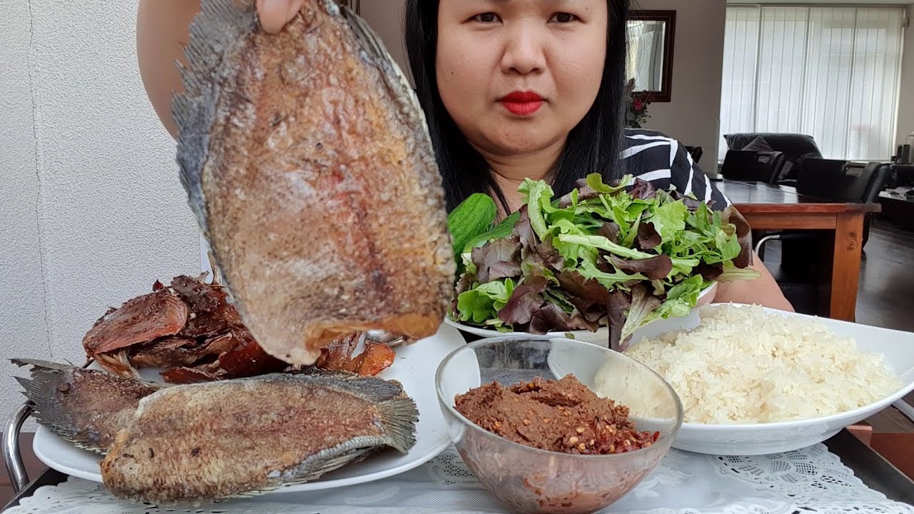 กินข้าวเหนียวปลาสลิดแจ่วบองผักสดแซ่บๆ Eat sticky Rice & Pickled Fish Sauce & Crispy Gourami  Fish