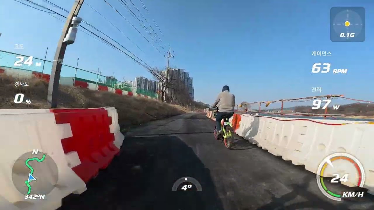 평속 24쯤 나온날. 30,30 대청댐 30,30하며 댕겨오다 석양을 찍는데 계속 같이 오던 전기자장구님이 추월해 가는 장면. 초보 탈출하면 평속 26나오것지 뭐. 