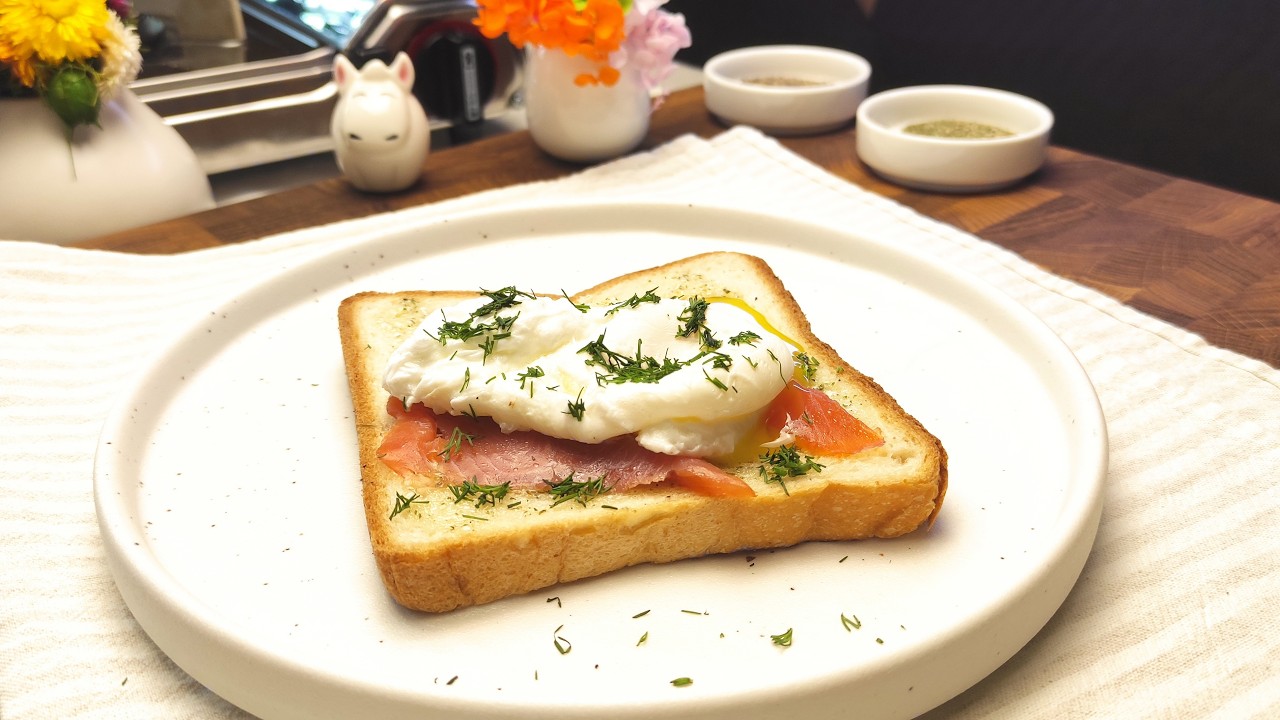 Идеально приготовленные яйца-пашот на тосте | Нежное травяное масло | ASMR