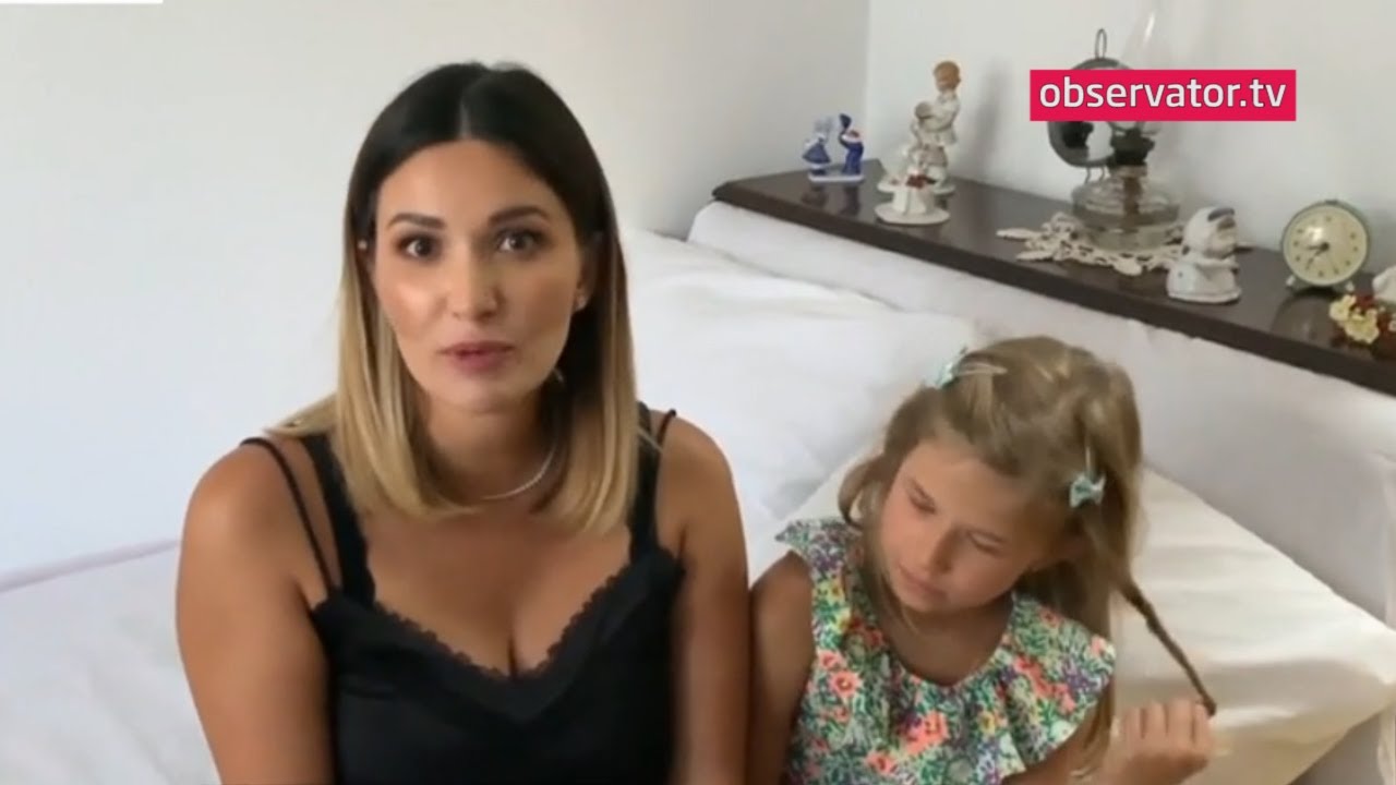 Ela Crăciun şi fiica, vizită la muzeu. Cum arătau anii de şcoală în perioada comunistă