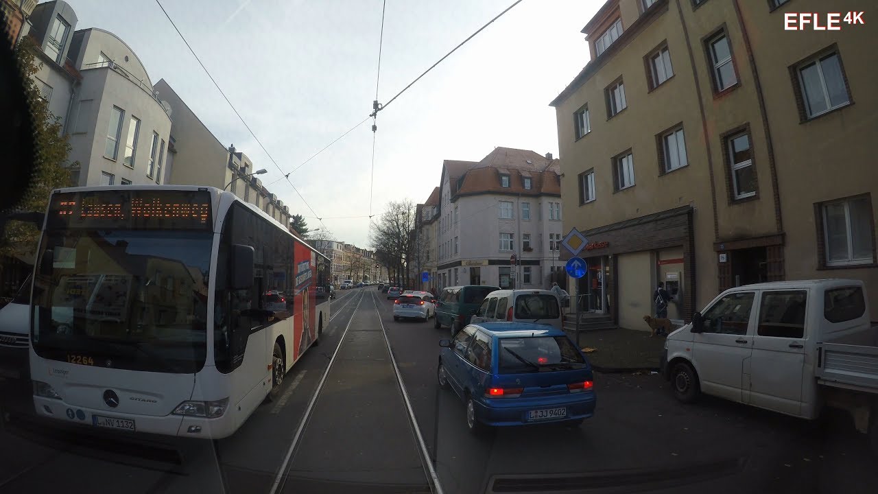 Kein Platz für Rettungswagen/Autofahrer völlig überfordert