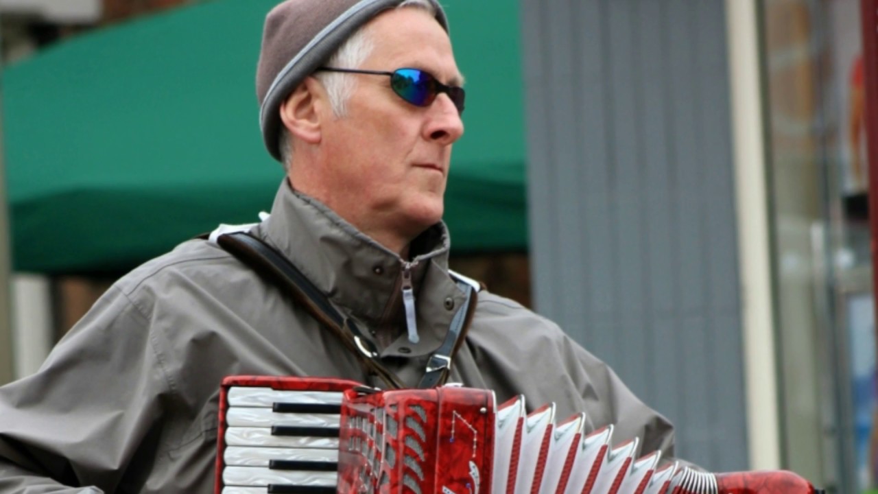 Gramofon Waltz by Eugen Doga, played on the accordion