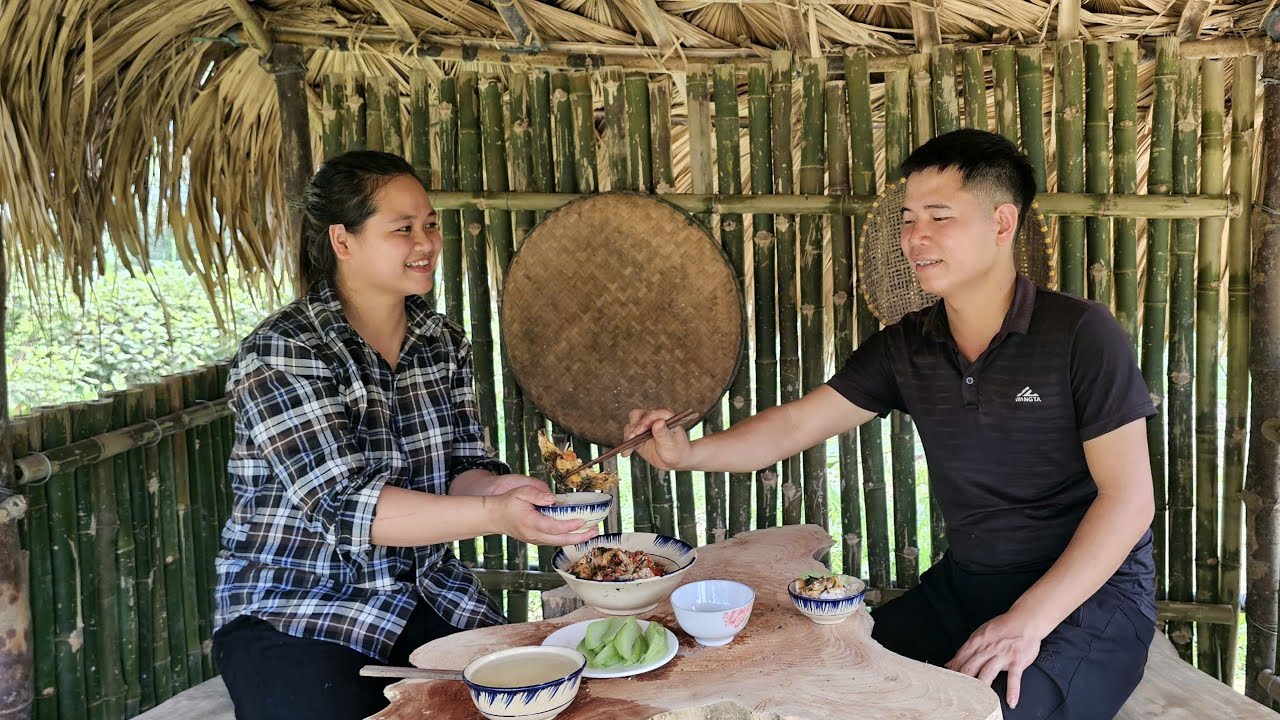 The homeless girl was surprised by Mr. Khang's tomato sauce fish dish.