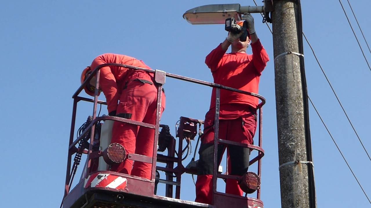 Moderiz&aacute;cia VO v obci Bory_presun plo&scaron;iny, demont&aacute;ž star&eacute;ho, mont&aacute;ž nov&eacute;ho svietidla - 6 min&uacute;t