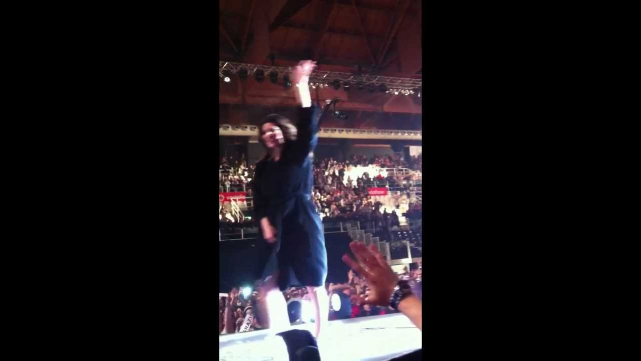 Laura Pausini 17-04-2012 Bologna Saluti accappatoio.MOV