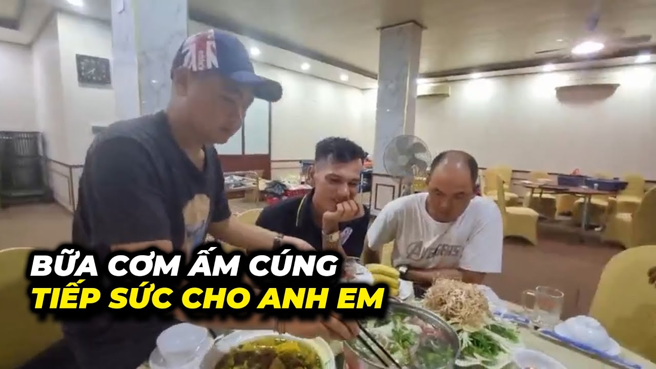 Bữa cơm tối ấm cúng tiếp sức cho anh em trên hành trình hỗ trợ bà con vùng lũ