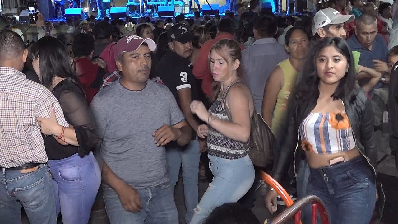 Mira como se divierten en el baile de Tejupilco