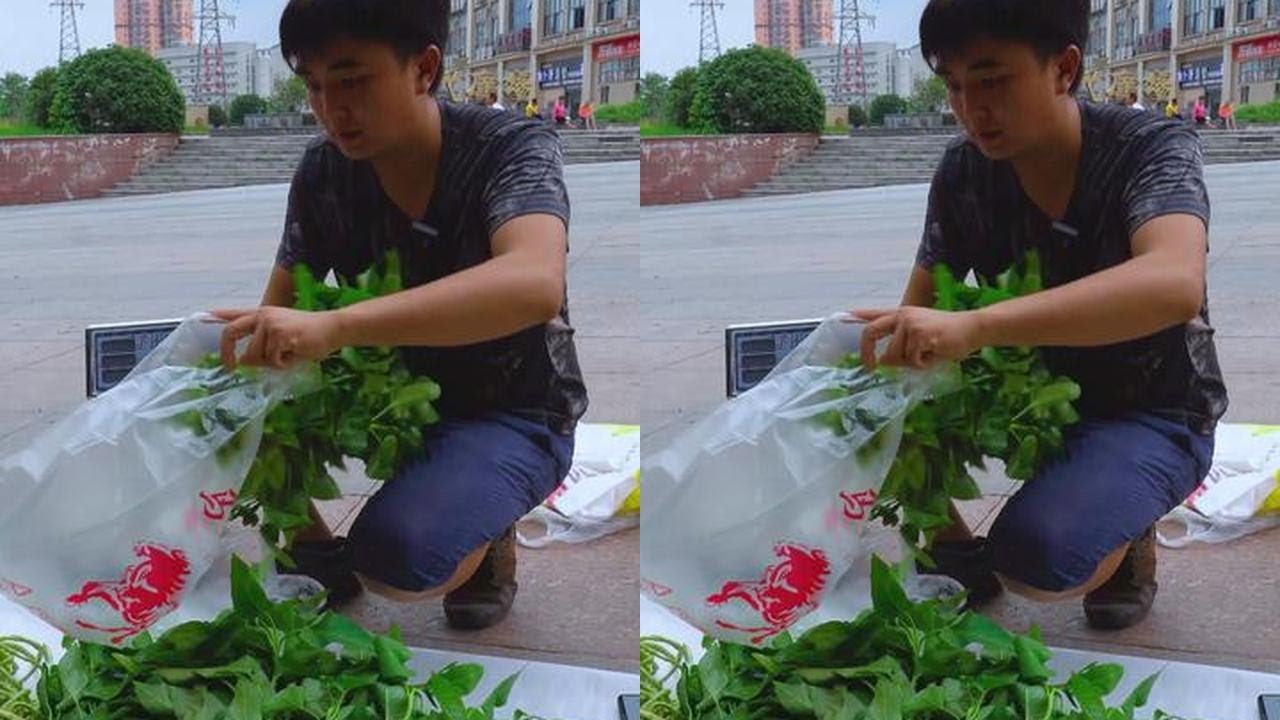 徐三娃摆摊卖菜，全是新鲜现摘的农家菜，价格实惠看看生意怎么样 #徐三娃 #摆摊  #卖菜   #我的乡村生活