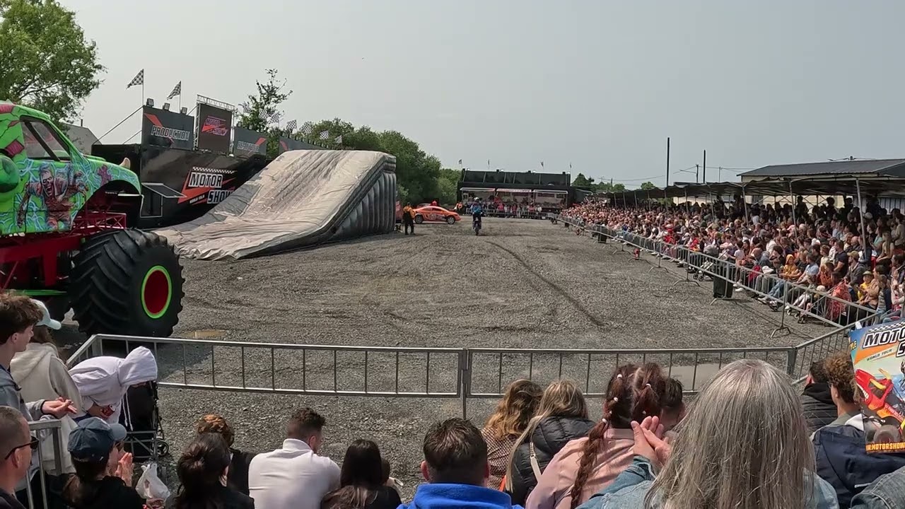 SAUT LÉGENDAIRE au-dessus de 4 VOITURES
