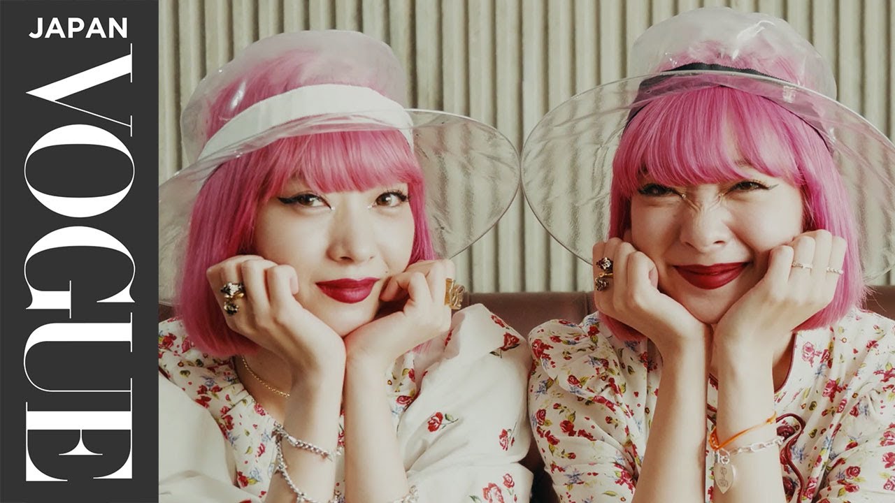 AMIAYAのバッグの中身を拝見！ 噂のファッションツインズはどこまで似てる？｜In The Bag｜VOGUE JAPAN