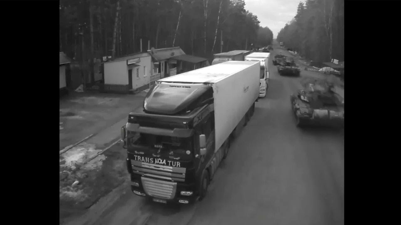 Guerra in Ucraina, blindati russi invadono: le immagini delle telecamere al confine bielorusso