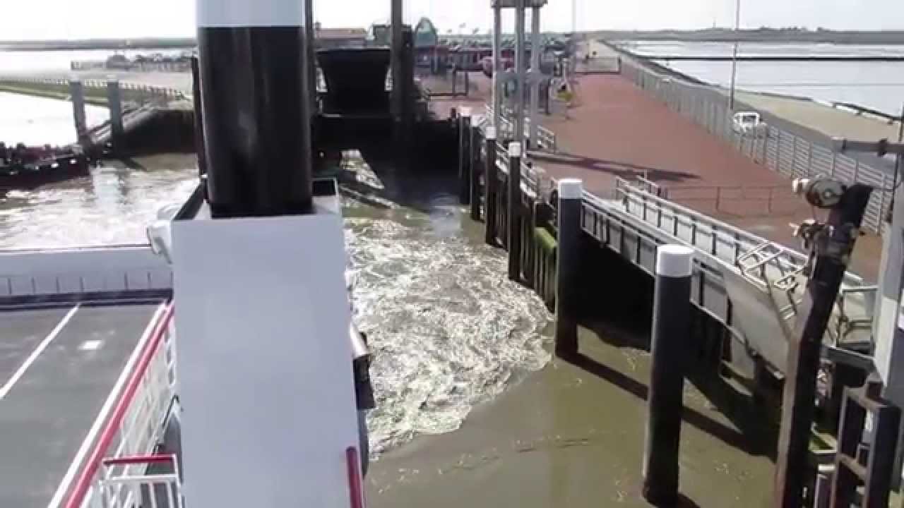 Afvaart veerboot Wagenborg Sier van Holwerd naar Waddeneiland Ameland