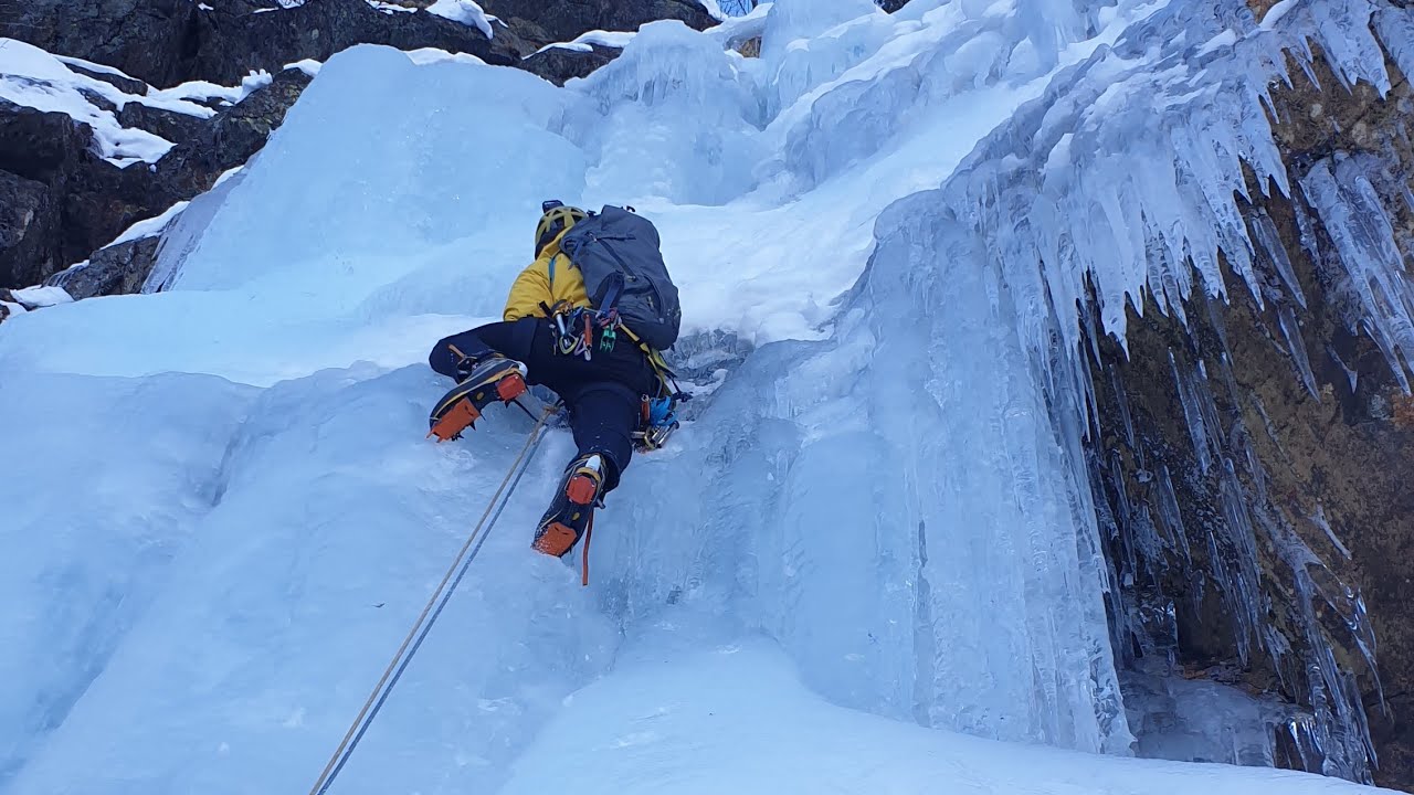 Sulzenauer Eisfall Wi 3+ (350m)/ Stubaital