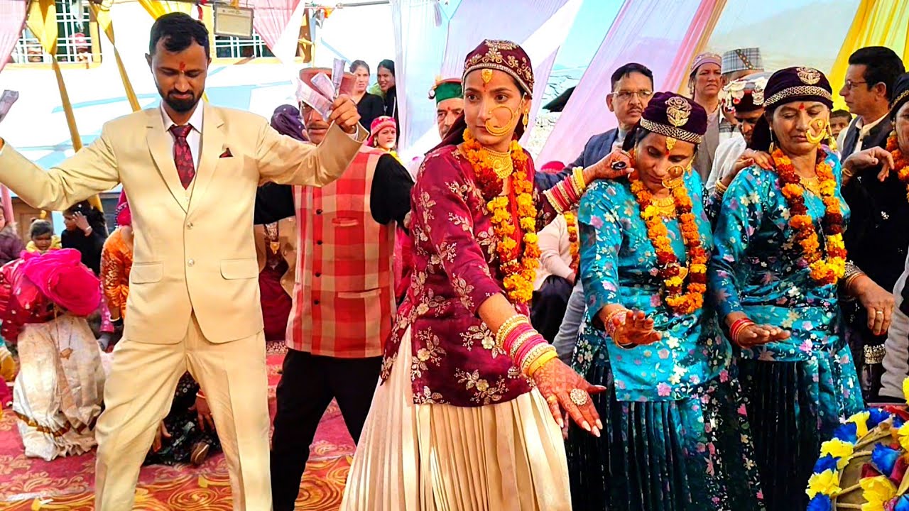 शादी में महिलाओं का बहुत सुन्दर पहाड़ी डांस। ग्राम डेरियों चकराता उत्तराखंड।Dinesh Chauhan Official।