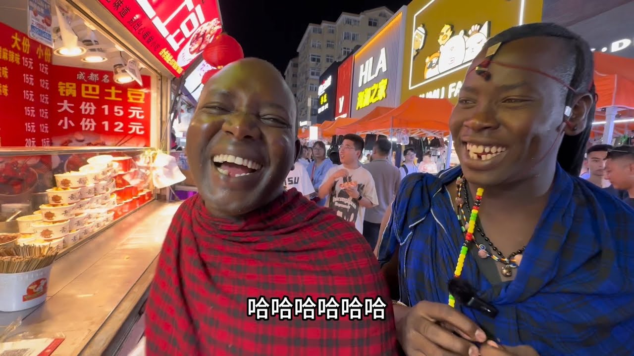 嗨爆中国夜市！毛蛋臭豆腐全安排，保镖一口下去：直接吃出表情包