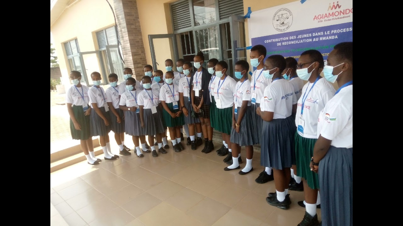 Miss Rwanda ingabire Grace yagiranye ibihe byiza n'abanyeshuri bo muri fawe ku gisozi