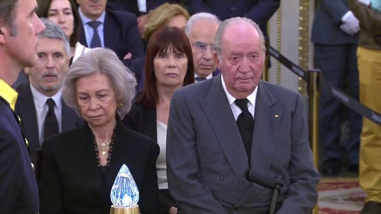 SS..MM. los Reyes Don Juan Carlos y Doña Sofía visitan la capilla ardiente de Alfredo P. Rubalcaba