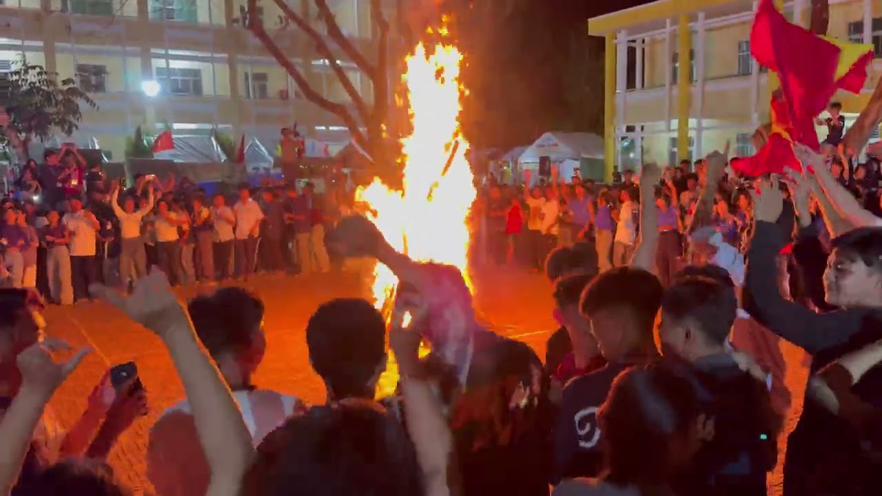 Chương trình Lửa trại trong khuôn khổ Hội trại Xuân 2026 trường THPT Nhị Trường.