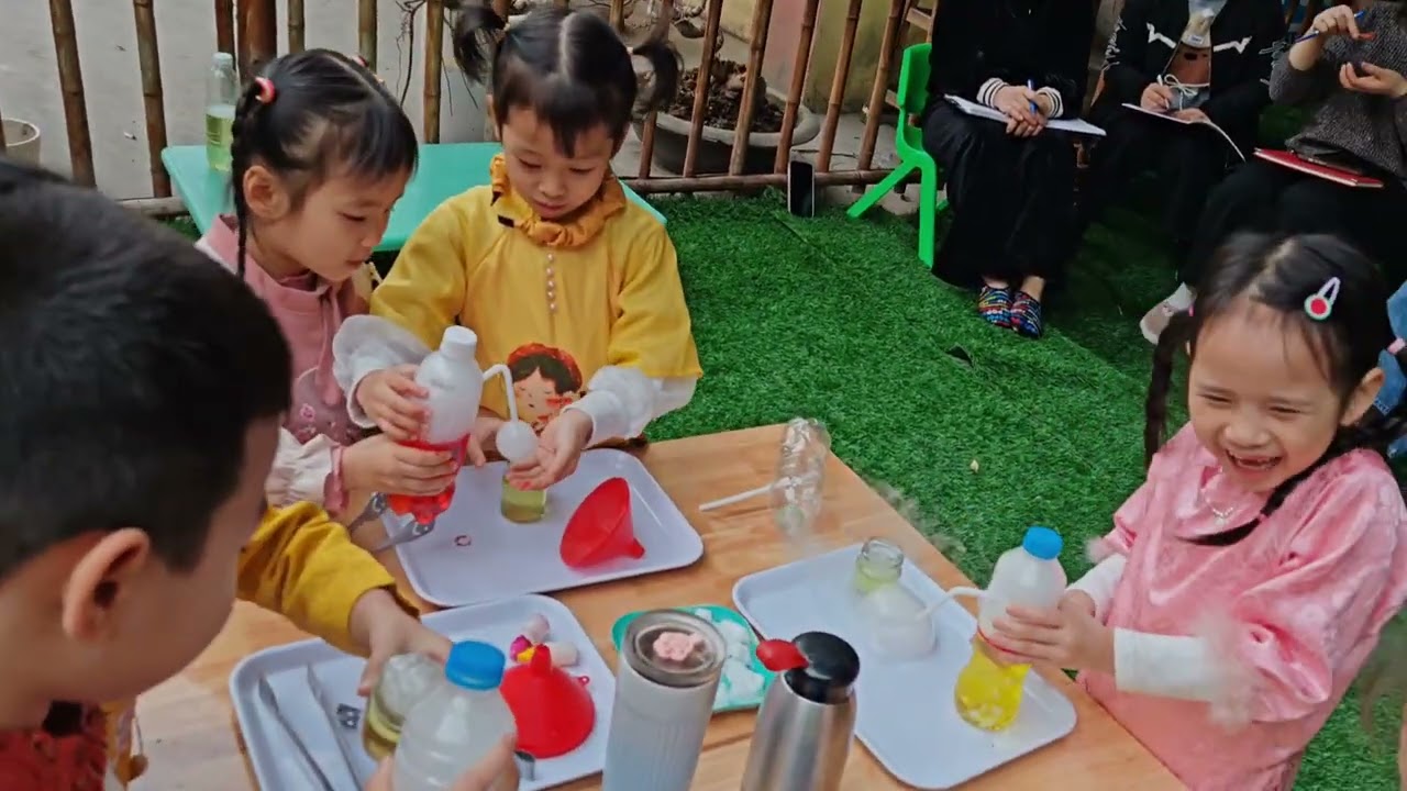 HDNT: TN: Bong bóng khí, TCVD: Nhảy sạp. Lớp A2: MN Xuân Tảo B 