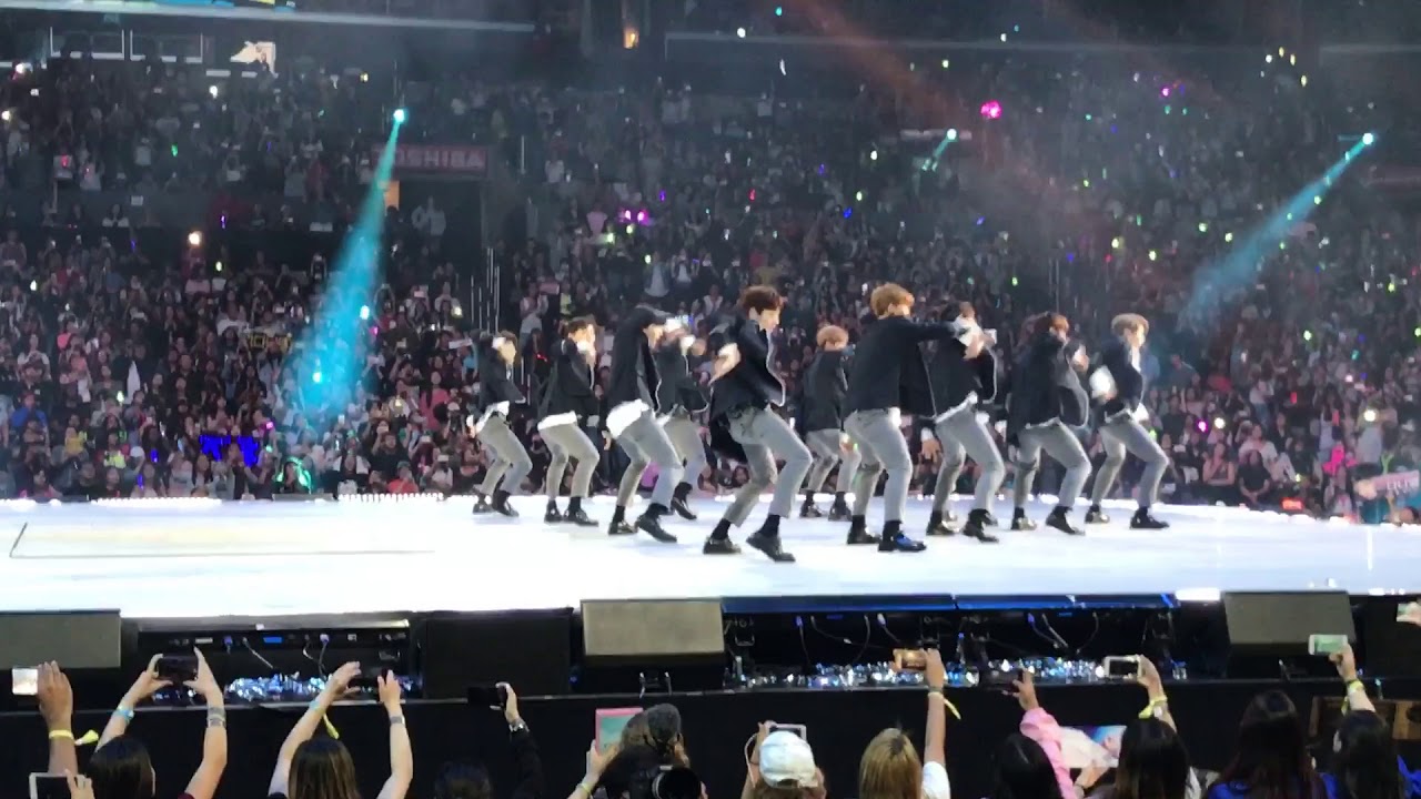 KCON LA 2017 Wanna One - Never and Nayana